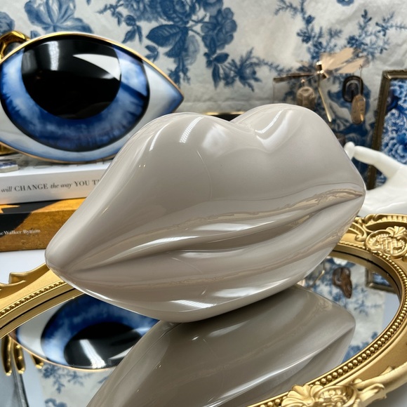 🆕 LULU GUINNESS 🧿 NWOT Iconic Lips Perspex Clutch Stone Grey - Picture 4 of 11